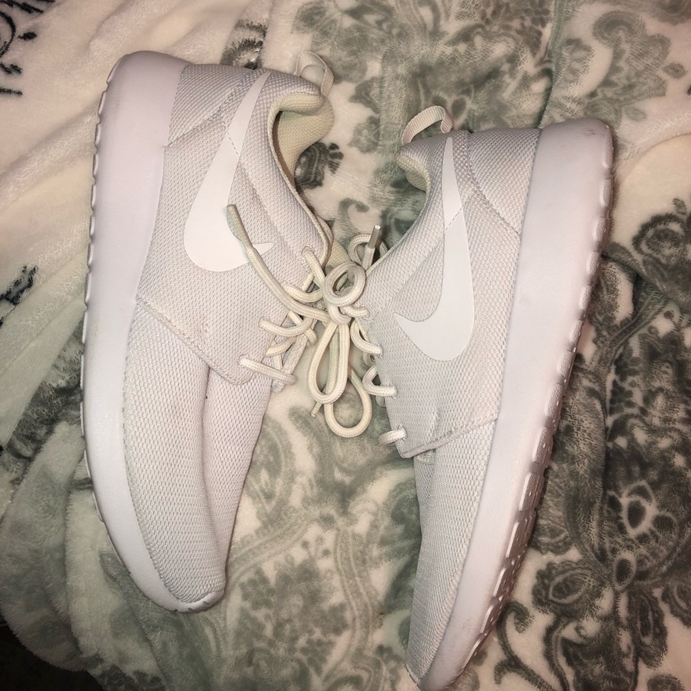 white nike roshe